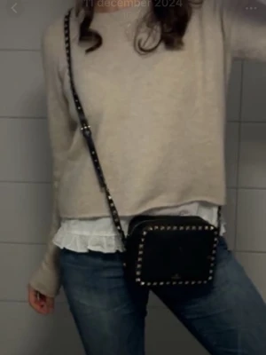 Svart axelväska med nitar från Valentino - Säljer min super fina väska från Valentino Garavani💕Den är i fint skick, använd fåtal gånger! Kvitto, dustbag, original låda och äkthetsbevis finns!! Pris går att diskutera vid snabb affär! Hör gärna av er för fler bilder eller frunderingar💞 Köptes för 11 000kr!