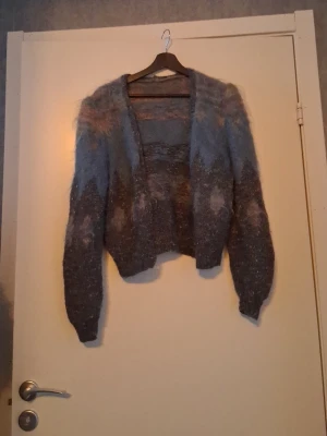 Snygg handgjord kofta - En riktigt mysig handgjord kofta som passar perfekt till alla outfits. Koftan är one of a kind och gjord av en riktigt duktig hantverkare. Vill du ha ett plagg som är unikt? Då har du hittat rätt.