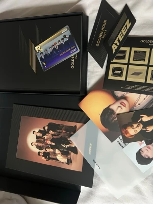Ateez golden hour part 1 album (alla inclusion) - Bilderna visar ett album från ATEEZ med titeln 'Golden Hour Part.1' och tillhörande fotokort och samlarkort. INGET FEL HAR BARA TAPPAT INTRESSE FÖR ATEEZ