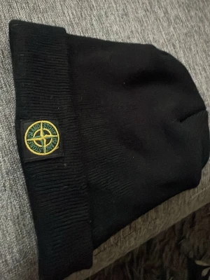 Stone Island mösa  - En stone Island mössa som är i helt nytt skick. Fick från en vänn och finns inget kvitto men den är äkta. Eftersom jag ej kan besvissa det så kostar den bara 300 kr. Nypriset är 1600 för äkta mössa. Hör av er vid frågor