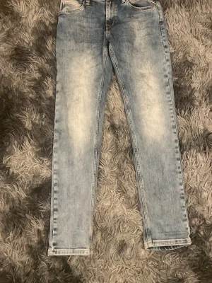 Replay jeans - Säljer ett par ljusblå jeans från Replay med klassisk femficksdesign och modell zikry bra passform och i storlek 14A:158 cm