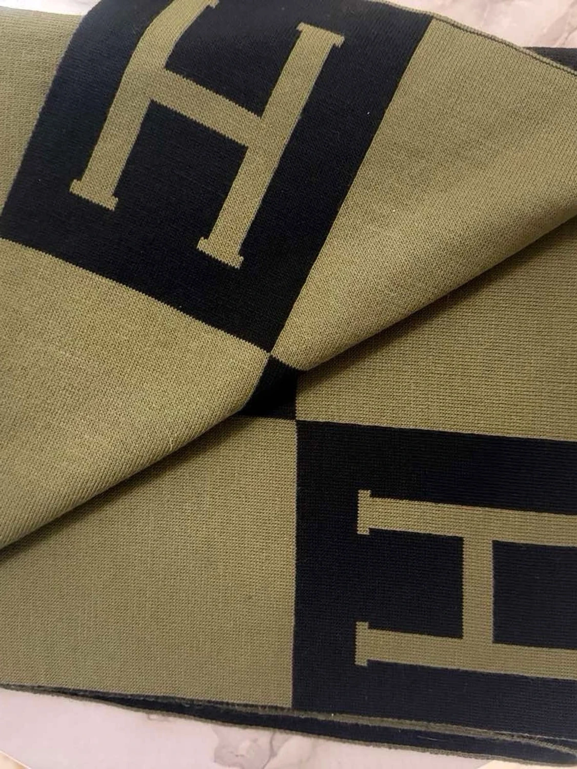 Beige och svart stickad väst med H-mönster - 1