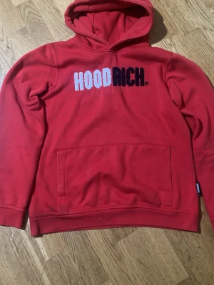 Hoodrich hoodie I röt - Fin röd hoodie från Hoodrich 