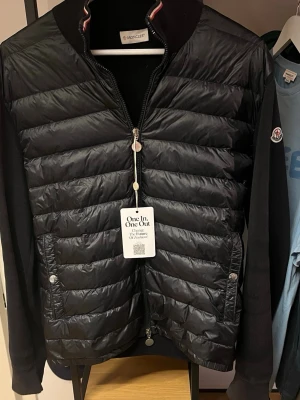 Moncler - Säljer denna Moncler cardigan i bra skick. Det finns några defekter på armuddarna och det finns en fläck på ryggen som syns på en av bilderna. Lite smutsig på ärmarna men annars fint skick. Äkthetsbevis finns. Storlek L. Hör av dig om du har några frågor!