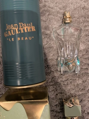 Jean Paul Gaultier Le Beau - Snygg och unik parfym från Jean Paul Gaultier med cool designad flaska. Perfekt för dig som vill sticka ut och addera en lyxig touch till din stil. Originalförpackning medföljer. Jag skulle möjligtvis kanske kunna byta också. 