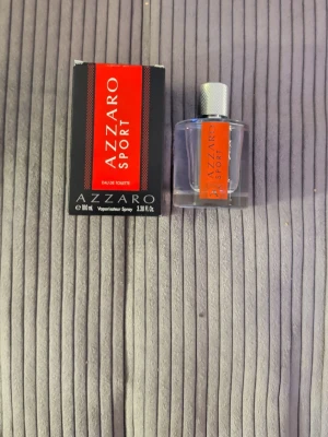 Azzaro Sport Eau de Toilette - Azzaro Sport Eau de Toilette, 100 ml. En energisk doft i en stilren flaska, perfekt för dig som gillar en aktiv livsstil. Säljs med originalkartong.