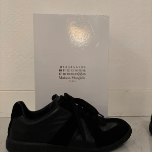 Maison Margiela Gats - Säljer ett par svarta sneakers från Maison Margiela. Hör av dig vid funderingar!!!💸