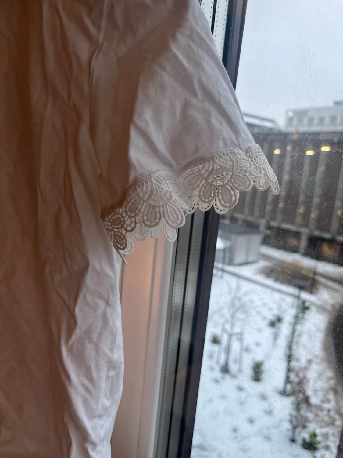 Vit topp med spetsdetalj från Zara - 1