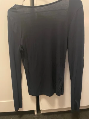 Svart långärmad topp från 157 med öppen rygg  - Jättefin tröja från 157 med öppen rygg i ett jätte skönt material, har använt den ett par gånger men är fortfarande i ett bra skick💕