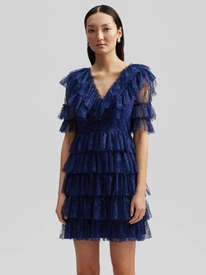 By malina spetsklänning - Supersnygg marineblå kortklänning, bar använd 1 gång. Jätte fin till många tillfällen. 