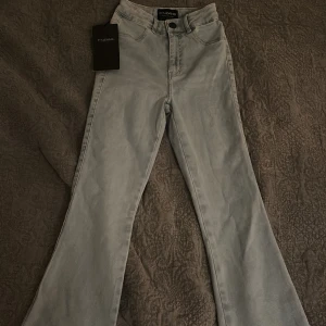 Bootcut jeans från Fitjeans i färgen vintage blue  - Säljer ett par helt oanvända bootcut jeans från Fitjeans i färgen vintage blue 