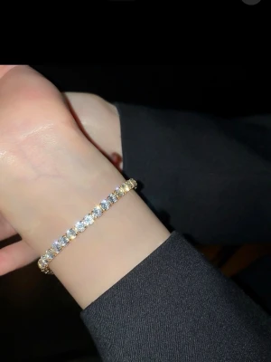 Guld armband  -   💎 Exklusivt guldfärgat armband – 500 kr  Detta armband håller högsta kvalitet med en exklusiv guldfärgad finish som ger ett lyxigt och stilrent intryck. Designen är noggrant utvald för dig som vill sticka ut och bära något som verkligen syns.  ✨ Premiumkvalitet – inte ett billigt smycke 🚚 Extremt snabb leverans – skickas direkt efter köp 🎁 Exklusiv bonus – chans att vinna ett gratis armband eller halsband via wheel spin  Ett armband för dig som värdesätter kvalitet, stil och det lilla extra.