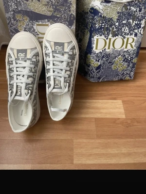Dior Walk’N Dam Sneakers - Dior Walk N Skor, nypris 10500kr. Mitt pris är 3000 men de är lite diskuterbart. Skorna är i jättefint skick bara testade💕