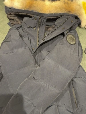 Black label Canada goose  - Mrökblå vinterjacka väldigt tjock o garanterar att du inte fryser i den här. Black label och helt ny, unik och lite sällsynt inte många i marknaden som har den. (Wyndham) 