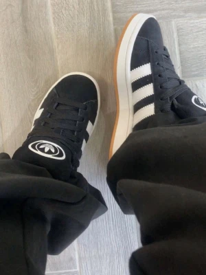 Adidas campus  - Adidas Campus sneakers i mycket fint skick. Använda 1 gång./ Inga defekter förekommer Storlek 38, unisex modell. Kartong finns kvar. Både vita och svarta skosnören medföljer.  Kan skicka egna bilder vid intresse. Nypris 1400 kr – tar emot rimliga bud. 
