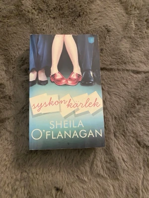 Syskonkärlek - En varm och underhållande roman om familjeband, hemligheter och att hitta sin plats. Följ Romy när hon återvänder hem och tvingas möta både gamla konflikter och nya utmaningar. Perfekt för dig som gillar relationer, drama och starka karaktärer.