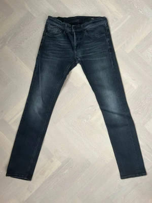 Dondup George Jeans - Tja säljer nu dessa riktigt snygga Dondup jeansen i storlek 32 där nypriset är cirka 4000kr och modellen är George, skick 9/10 vid minsta lilla fundering så är det bara att höra av sig!  Mvh Santén