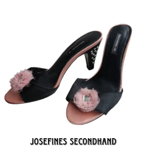 Klackskor med kristaller och blommor - Retro klackskor från H&M i sammarebte med modedesignern Sonia Rykiel. Är i jättefint skick, har inte använts så mycket. Säljer de då de är försmå för mig