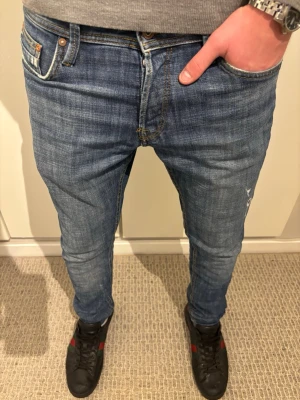 Denimblå slim fit jeans Jack & Jones - Tja! Säljer dessa riktigt snygga jeans ifrån Jack & Jones | W29 L32 | Jag på bilden är 182! | Hör av er vid minsta lilla fundering🙌