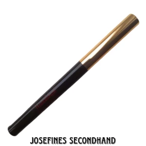 Brun ögonbrynspenna - Ögonbrynspenna i i en varm brun färg från ett kbeauty märke. Den är retrackdable. Endast swatchad, säljer den då färgen inte passade mig. Skickas med brev, frakt blir 15 kr. Gratis frakt vid köp av 3 eller fler smink grejer/accessoarer