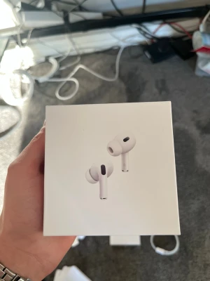AirPods Pro  - Apple AirPods Pro trådlösa hörlurar med aktiv brusreducering. Komplett med laddningsetui, extra öronproppar och laddkabel. Hörlurarna och tillbehören ser ut att vara i mycket gott skick, perfekt för dig som vill ha hög ljudkvalitet och smidig anslutning till Apple-enheter.