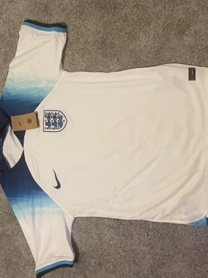 England Fotbollströja  - Storlek - L                                               Helt ny!!                                                        Fraktar inom 24 timmar