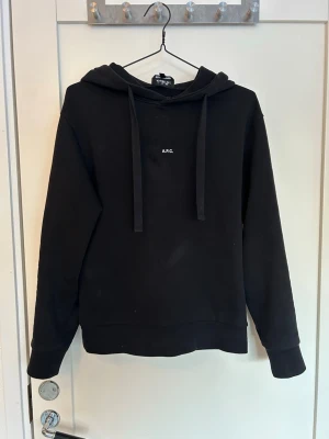 A.P.C Hoodie - A.P.C Hoodie i storlek XS Inga defekter förutom lite rött stänk (bild 5). Nypris: Ca 2000