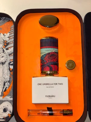 One Umbrella For Two Floraiku - Unik och exklusiv parfym från Floraïku med flaska i snygg design. Innehåller noter av svartvinbär, cyklamen, te, ris, cederträ och vit mysk. Perfekt för dig som vill sticka ut med något annorlunda och exklusivt. 10ml sample följer ej. Köpt på NK förra månaden. Kvitto finns. 48/50ml kvar.