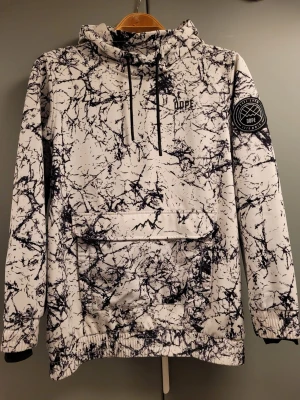 Dope skidjacka - Dope skidjacka i XS. Lite missfärgad runt armens mudd som syns när man vet om det, men annars i jättefint skick och absolut inga hål el rispor.