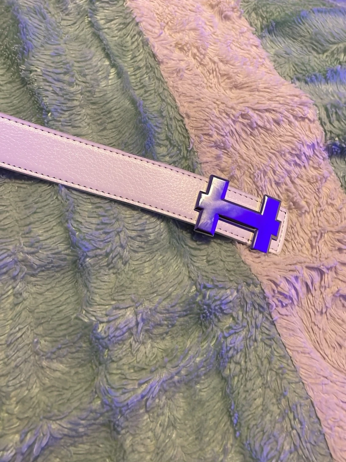 Vit skärp med blått H-spänne