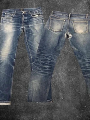  A.P.C petit standard-Japanese selvedge demin (W31) - Säljer ett par ovanliga och eftertraktade A.P.C Petit Standard i storlek 31, tillverkade av japanskt selvedge-denim av hög kvalitet. Jeansen har en fantastisk naturlig fade med tydliga whiskers och honeycombs – helt unika och perfekt inbrutna.  Skick: ✔ Väl använda men i fint vintage-skick ✔ Naturliga slitningar som ger karaktär ✔ Mindre slitage vid grenen (se bild) – inget som påverkar användning  Detaljer:  Modell: Petit Standard (Jean Droit Etroit)  Äkta japansk selvedge, raw denim  Perfekt f