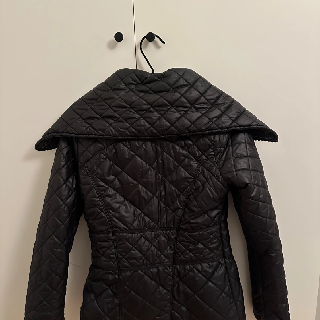 Svart quiltad jacka med stor krage - 2