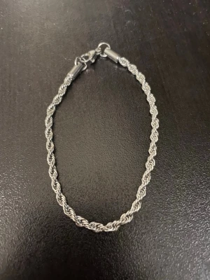 Rostfritt silver armband  - armband i silverfärgad rostfritt stål med tvinnad kedja! Passar inte stora armar. Finns i Göteborg att hämta!