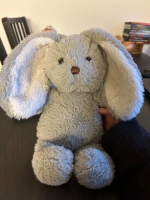 Gosedjur - Ett mjukt och kramvänligt kanin gosedjur från Teddykompaniet Båstad. Perfekt för barn.