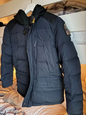 Parajumper jacka  - Hej säljer  nu en fin parajumper jacka perfekt för vintern som kommer. Denna jacka sitter förmodligen fint på någon som är runt 150-160 cm själv är jag 164 och sitter Lite litet på mig🙂
