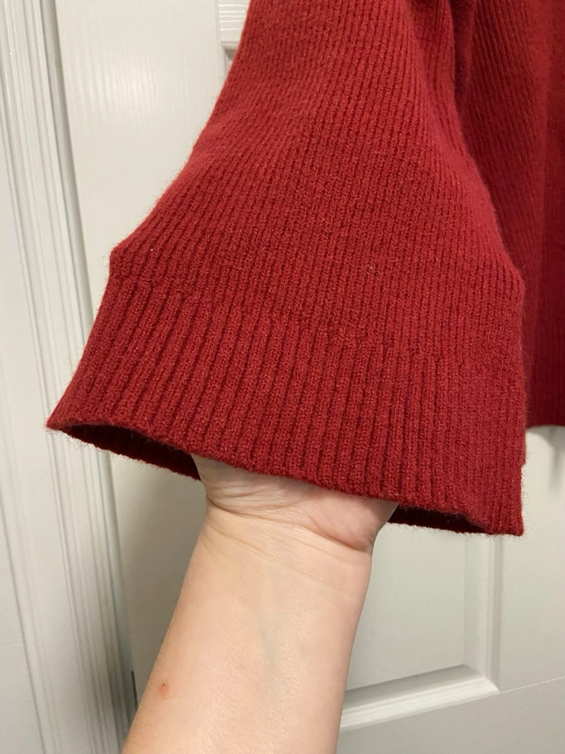 Röd stickad kofta med v-ringning - 2