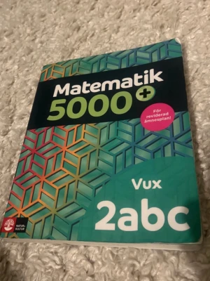 Matematik 5000+ Vux 2abc - Matematik 5000+ Vux 2abc är en mattebok för gymnasiet och vuxenutbildning. Perfekt för dig som vill utveckla dina kunskaper i algebra, ekvationer och problemlösning. Boken följer reviderad ämnesplan och är full av tydliga exempel och övningar som gör matten rolig och begriplig. Enbart använd under en kurs, mycket bra skick.