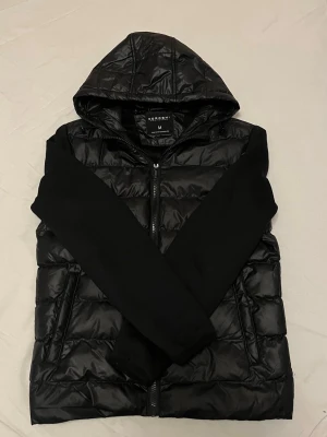 Fodrad cardigan jacka  - Riktigt snygg fodrad cardigan jacka med luva. Schyssta fickor och en fin glans i yttre materialet. Perfekt nu och framåt våren i och med att den är fodrad. Fint skick, Storlek M. Skriv vid minsta intresse, pris kan alltid diskuteras vid smidig affär 😀