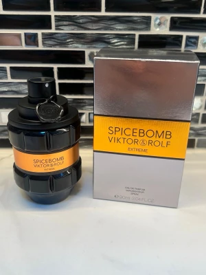 Spicebomb Extreme 90ml EdP - Spicebomb Extreme från Viktor & Rolf, Eau de Parfum, 90ml. Ingredienser: alkohol, parfym, vatten, limonene, linalool, eugenol, citral, citronellol, benzyl benzoate, geraniol, benzyl alcohol, isoeugenol, CI 60730, CI 60730/1. Tillverkad i Frankrike.