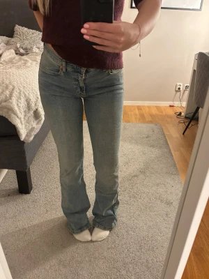 Low waist ljusblåa jeans  - Säljer ett par ljusblåa jeans med passformen bootcut och låg midja. Jeansen är i bra sick.