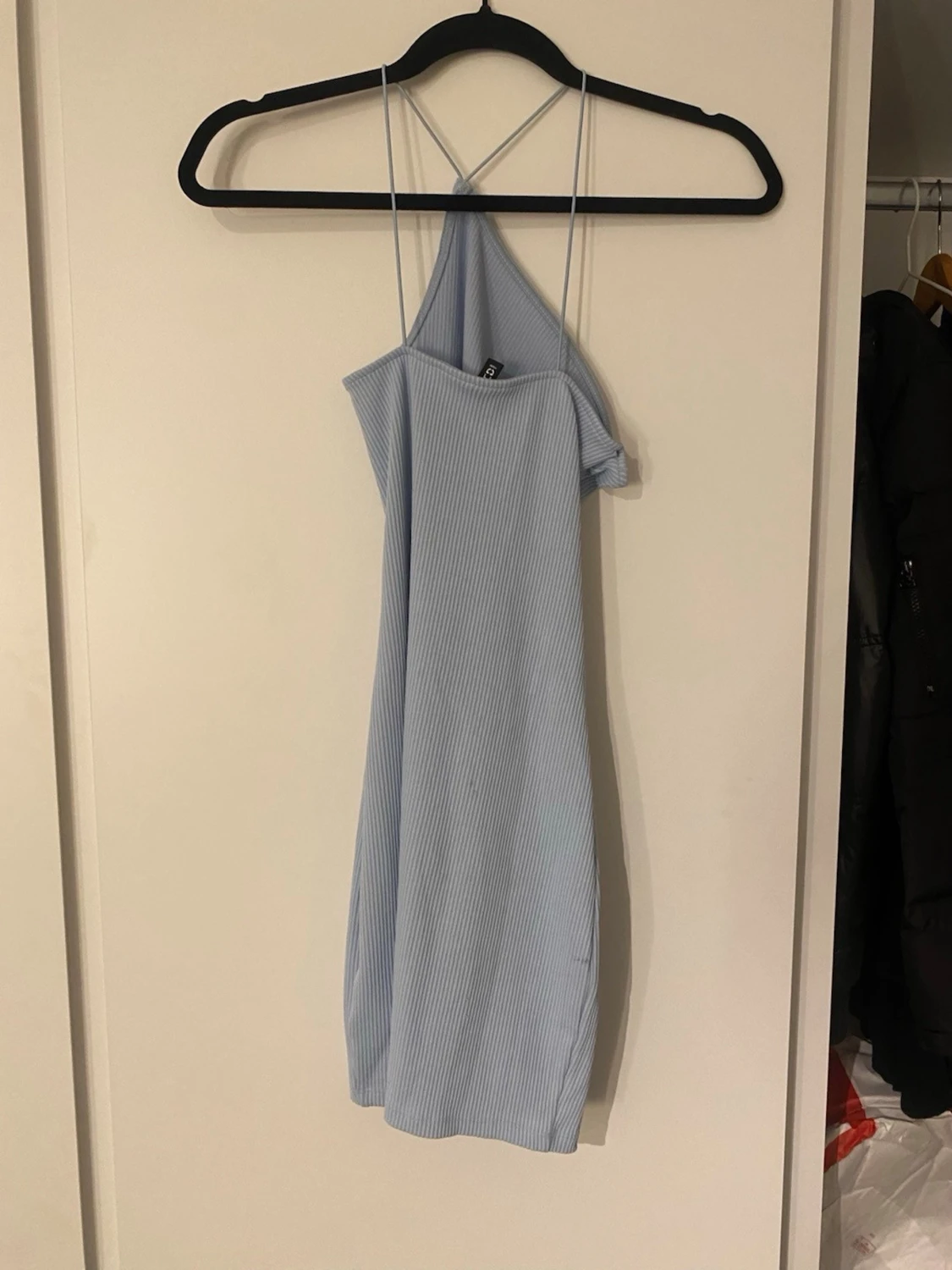 Ljusblå ribbad omlottklänning - 1