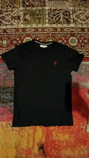 Svart t-shirt från U.S. Polo Assn S - Har använt 2 gånger bara💯. Om ni letar efter en bra t-shirt då rekommenderar jag att köpa den här t-shirt👍. Jätte bra kvalitet✅️