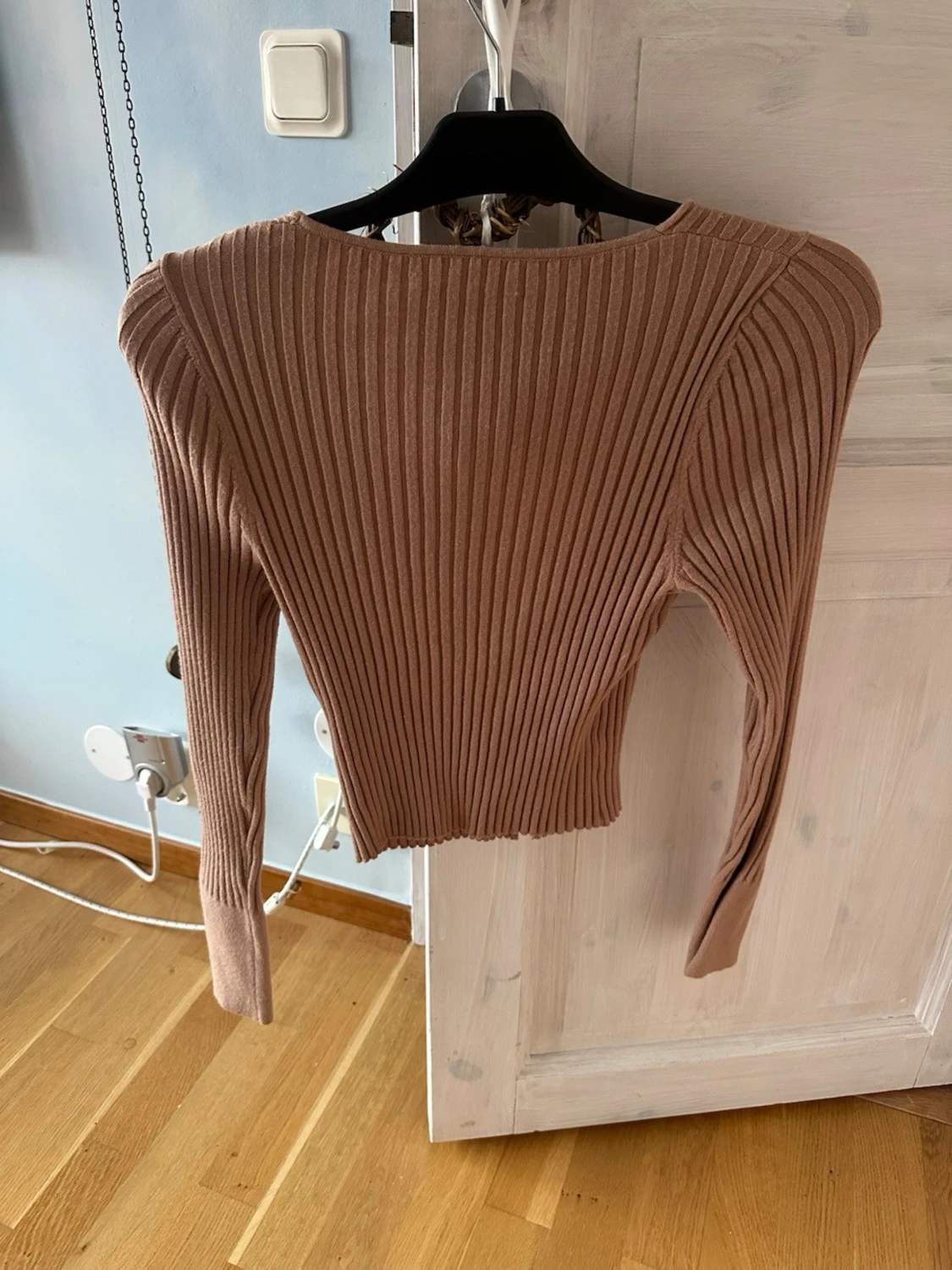 Beige ribbad kofta med pärlknappar - 1