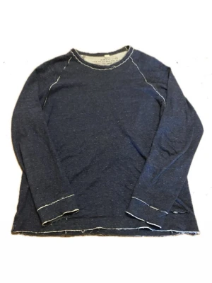 Mörkblå långärmad tröja från Diesel - Säljer en mörkblå långärmad tröja från Diesel i storlek S. Tröjan har råa kanter och synliga vita sömmar som ger en cool, avslappnad vibe. Materialet är mjukt och känns som bomull. Liten metallbricka med Diesel-logga vid nederkanten.