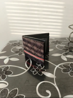 Wallet stylish 2025 - 👜✨ Brand New Wallet! ✨👜  💎 Condition: Brand new, never used! 🎨 Color/Style: Classic design 🪪 Authenticity: 100% authentic, original product 📦 Extras: Comes without box  💖 Features:  Compact & stylish 🖤  Multiple card slots 💳  Durable material for long-lasting use 💪  Perfect gift 🎁   📌 Note: No scratches, marks, or signs of wear ✅  💰 Price: [350kr]