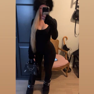 Svart jumpsuit  - Svart jumpsuit från Baddieville, använd ett fåtal gånger och är i bra skick