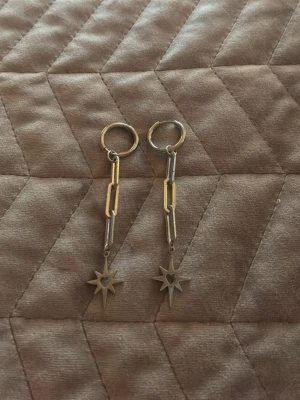 Super fina örhängen  - Super fina örhängen från Olympia säljer för det inte riktigt är min stil 🥰dom är aldrig använda och pris kan diskuteras 