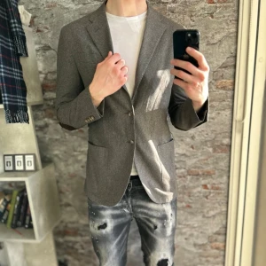 Made In Italy Kavaj - Ullkavaj från Ralph lauren, gjord i italien! Mycket fint skick, inga defekter. Storlek 48/S  passar dig som är mellan 170-180cm ungefär. Nypris ca 5000kr. Modellen är 185 cm, 79 kg. Självklart äkta - Kolla bara recensionerna! Skriv för mer information!🤝