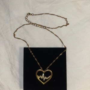 Halsband och örhängen - I guldfärg Oklart om de är i äkta guld men troligtvis rostfritt