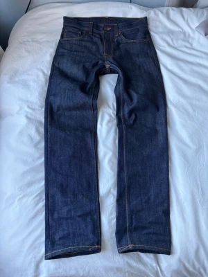 Nudie Gritty Jackson Sunburn Dry - Helt sjuka Limited edition Nudies från Sunburns kollektionen  NYPRIS 1800kr‼️ Jeansen är DRY/RAW vilket betyder att du kommer få helt sjuka fades🙌 STORLEK W29 L32